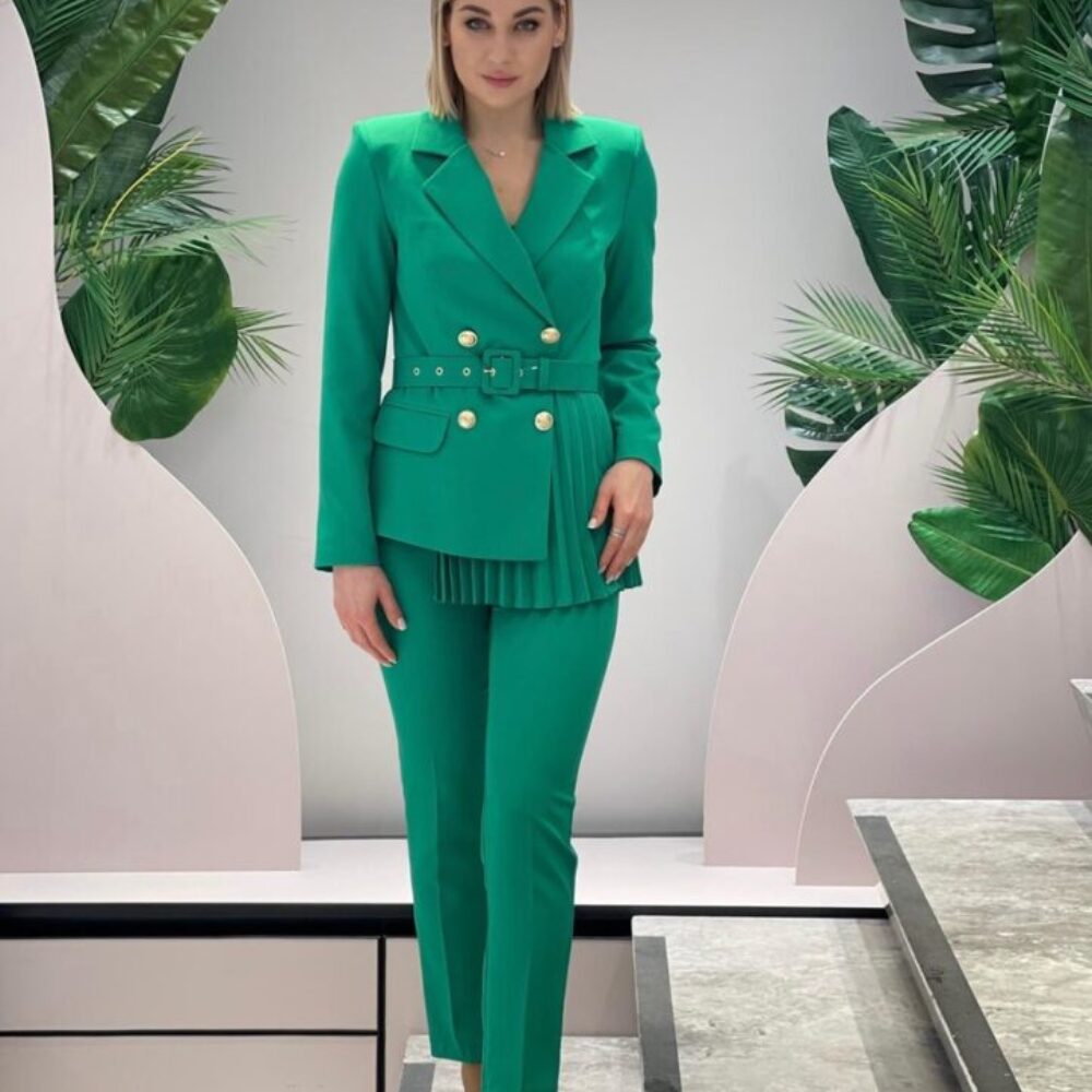 Костюм в зелено с колан и солей elizabet queen's fashion