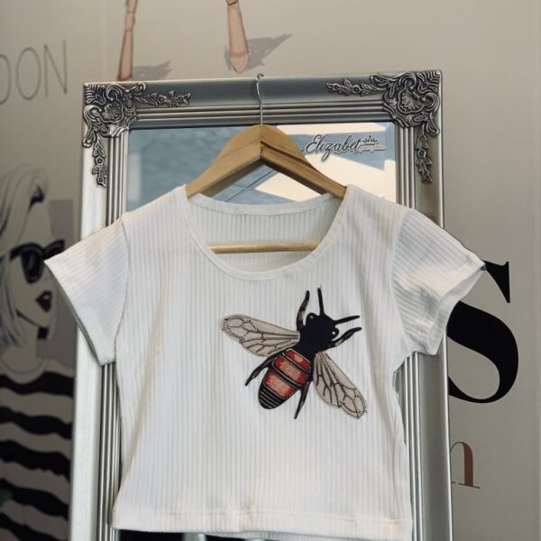 Къса бяла тениска с пчеличка