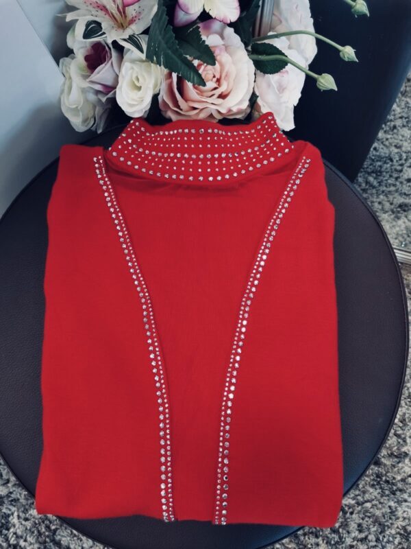 Червена поло блузка с дълбоко деколте и камъни елизабет куинс фешън