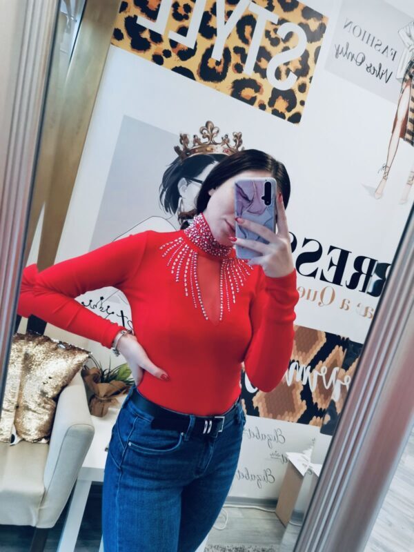 Червена поло блузка с камъни и деколте elizabet fashion