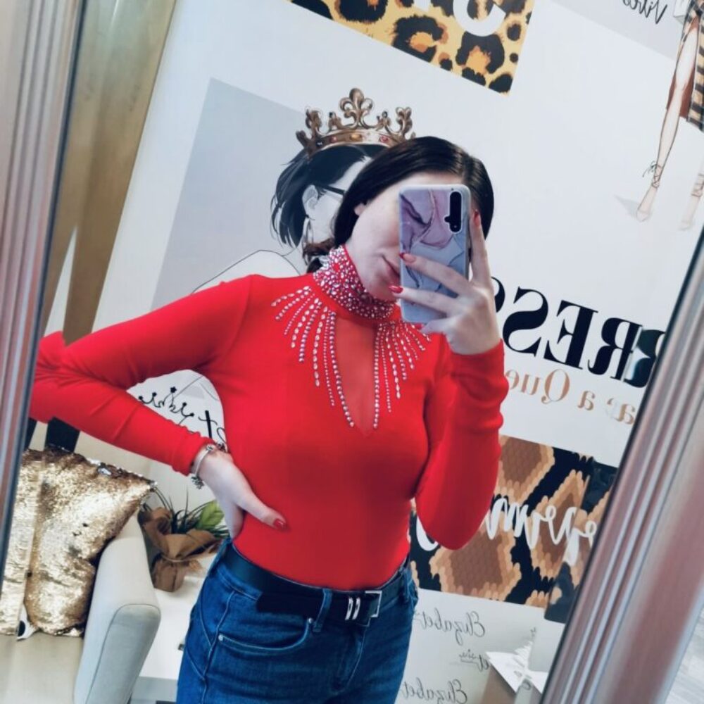 Червена поло блузка с камъни и деколте elizabet fashion