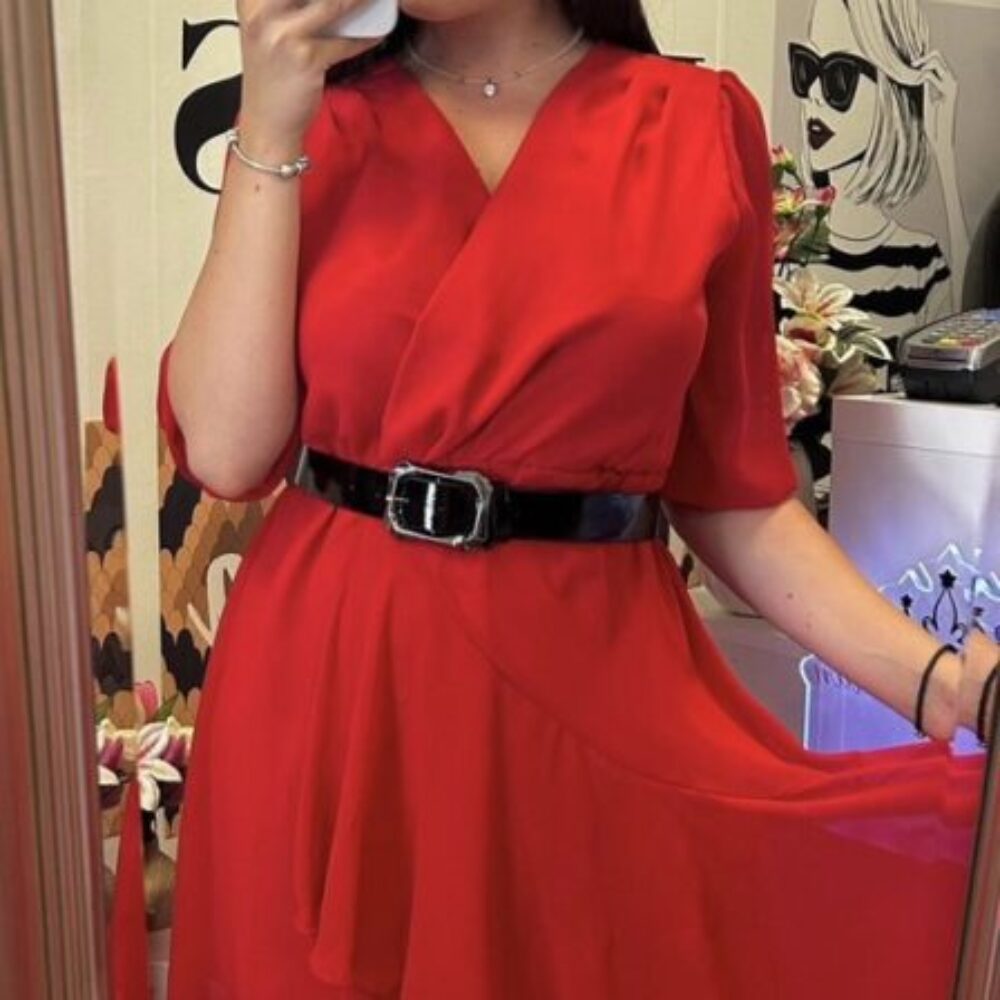 Разкроена рокля от шифон в червено