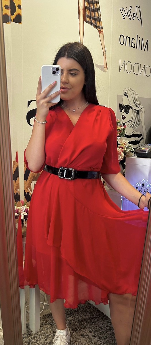 Разкроена рокля от шифон в червено