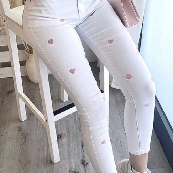 Бял панталон на розови сърчица