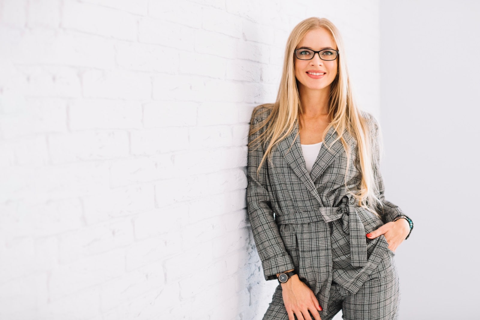 stylish-businesswoman-with-glasses-2-min